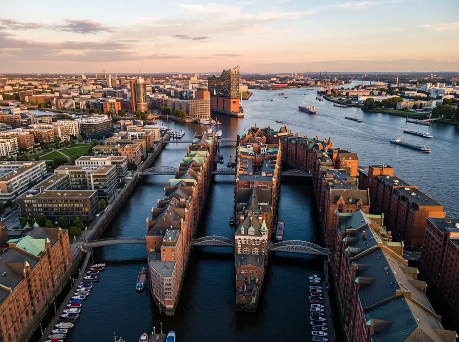 Hamburger Speicherstadt und Elbphilharmonie aus der Luft
