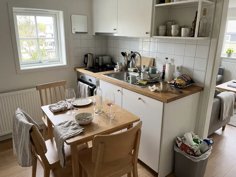 Küche einer Ferienwohnung direkt nach der Abreise der Gäste