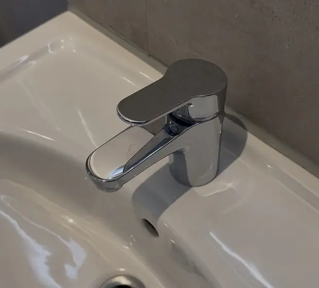 Frisch gereinigte Armatur in einer Ferienwohnung
