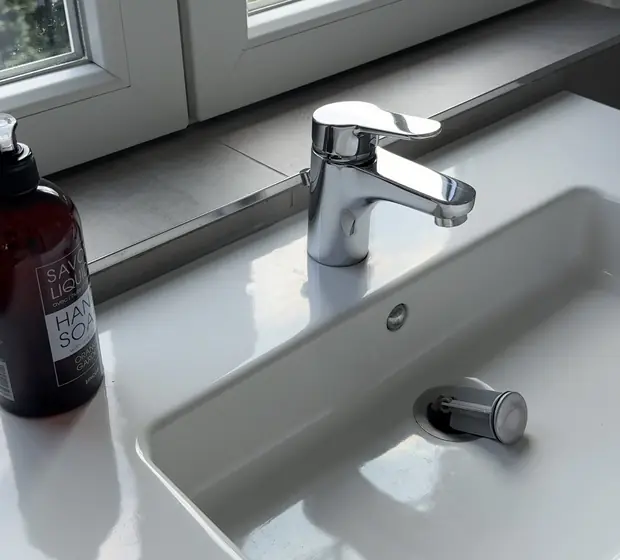 Waschbecken mit aufgefülltem Verbrauchsmaterial