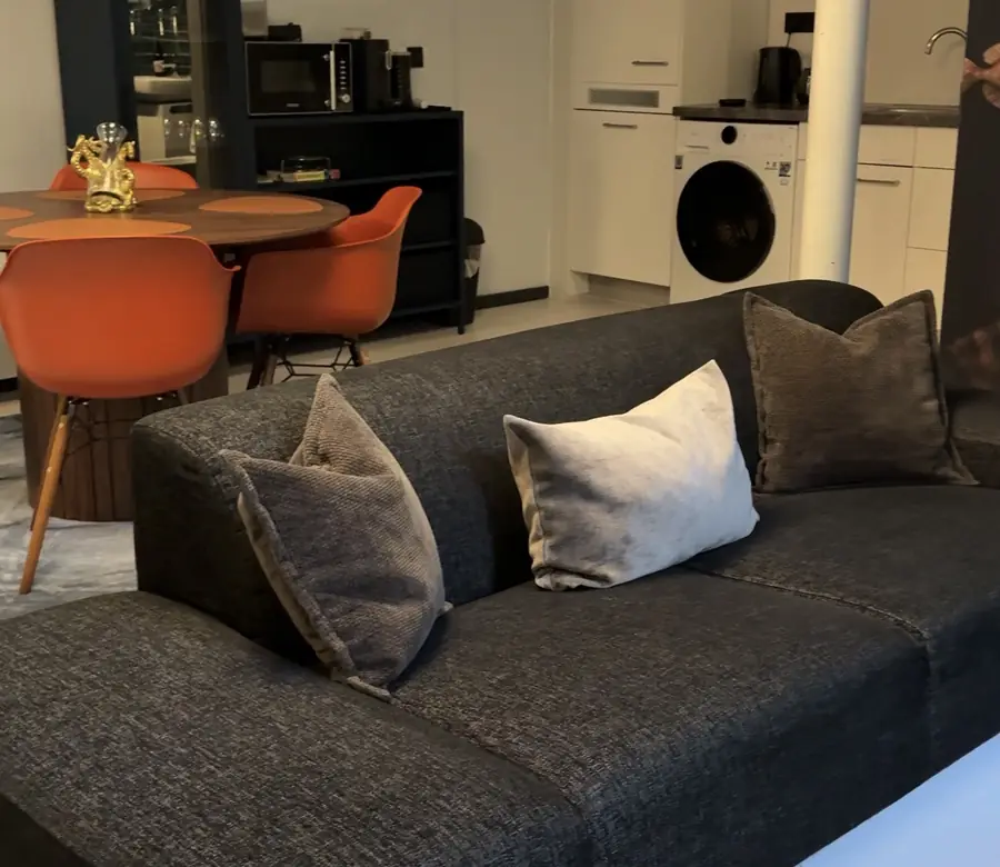 Wohnbereich einer Hamburger Ferienwohnung nach der Reinigung