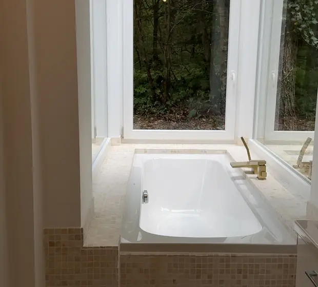 Badewanne am Fenster in einer Hamburger Ferienwohnung