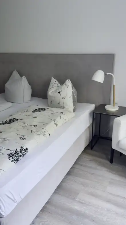 Frisch bezogenes Bett mit Hotelwäsche in einer Ferienwohnung