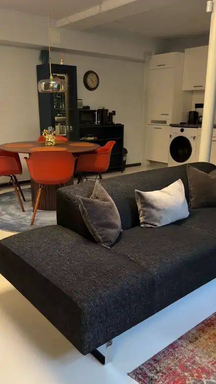 Wohnbereich mit offener Küche in einer Hamburger Ferienwohnung