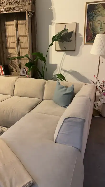 Wohnzimmer mit gerichteter Couch in einer Ferienwohnung